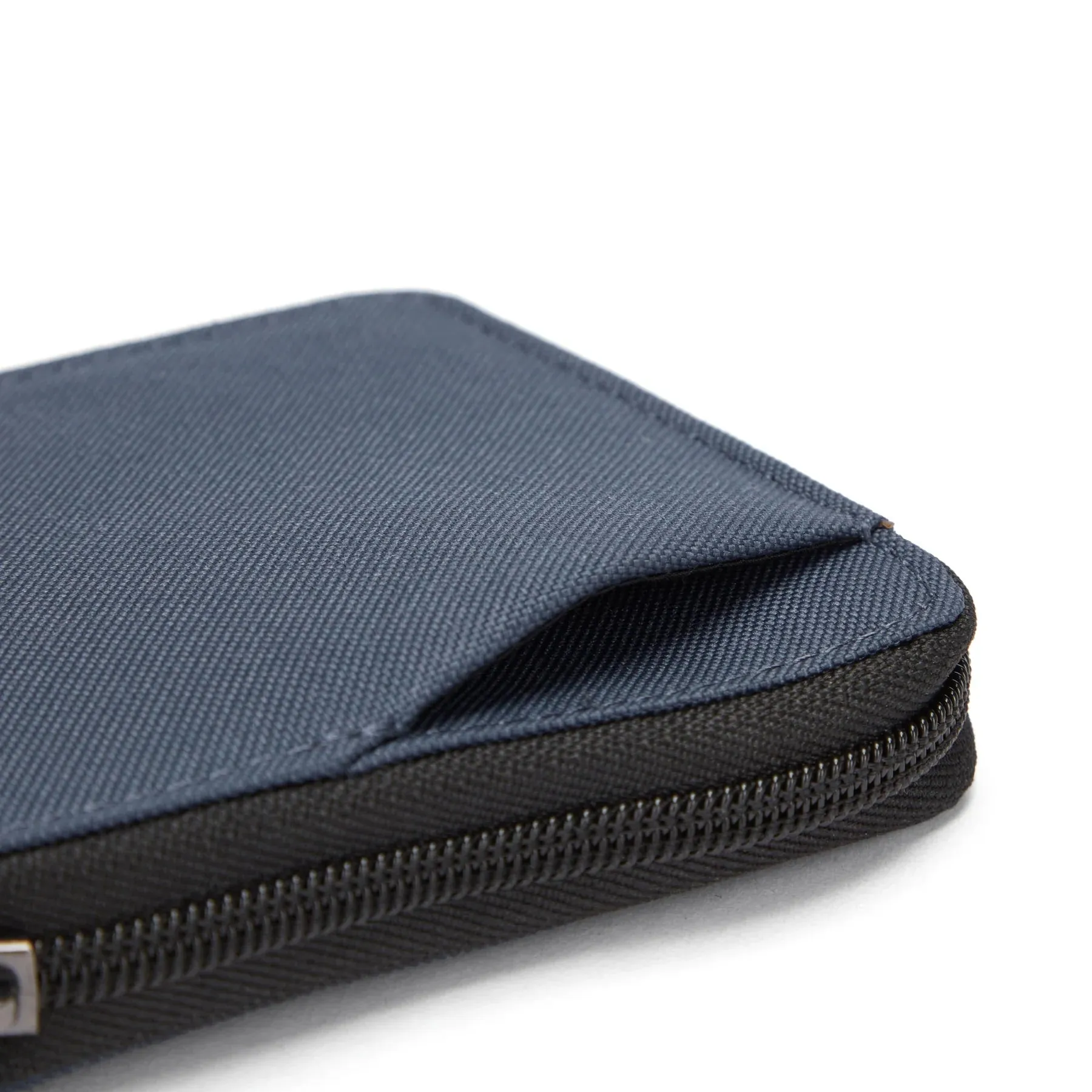 PACSAFE RFIDSAFE ZIP AROUND WALLET